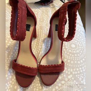 High heels color maroon